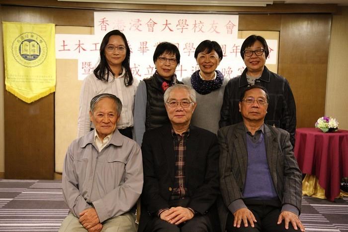 四位師姐妹與老師合照