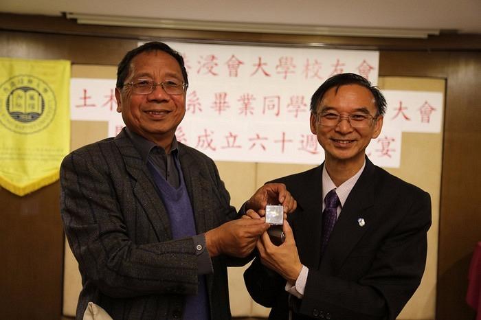 致送大學成立60週年暨土木系創系60週年紀念襟章予蕭江林老師