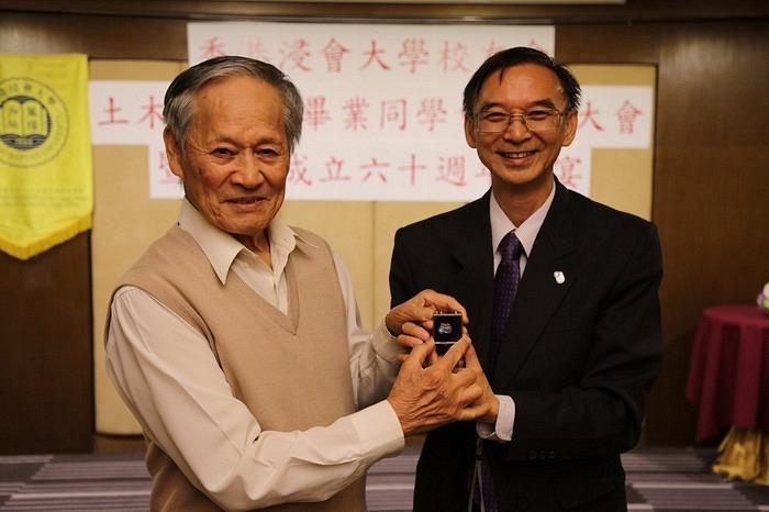 致送大學成立60週年暨土木系創系60週年紀念襟章予黎權偉老師
