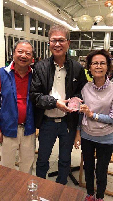 BB Prize Winner Choi Wing (middle), posing with SH Mok and Captain Kwan Kwok Fu
